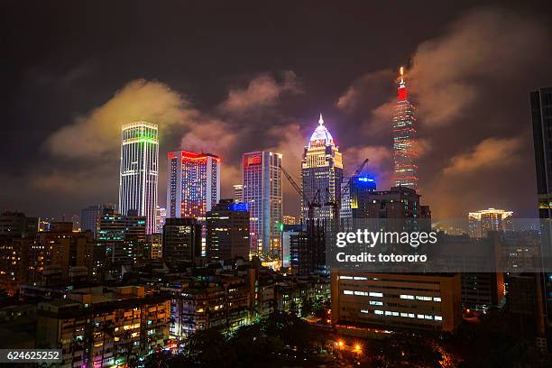 taipei city skyline at night at songshan cultural and creative park (松山文化創意園區) area in taipei (台北) taiwan (台湾) - 台湾 stock-fotos und bilder