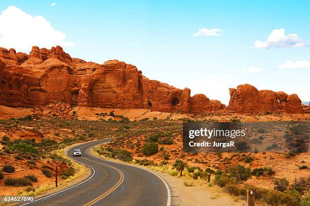 scenic road en el parque nacional arches de utah - moab utah fotografías e imágenes de stock