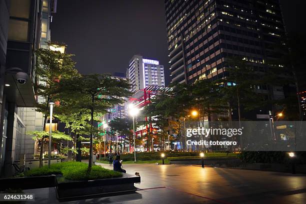 shopping district at night at songgao road xinyi district (信義區松高路) in taipei (台北) taiwan (台湾) - 台湾 stock-fotos und bilder