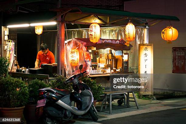 yatai (food cart) (屋台) at night in taipei (台北) taiwan (台湾) - 台湾 stockfoto's en -beelden