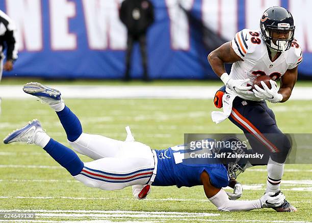 Trevin Wade of the New York Giants tries to tackle Jeremy Langford of the Chicago Bears during their game at MetLife Stadium on November 20, 2016 in...