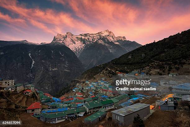 namche bazaar village in the morning, everest region, nepal - bazar namche imagens e fotografias de stock