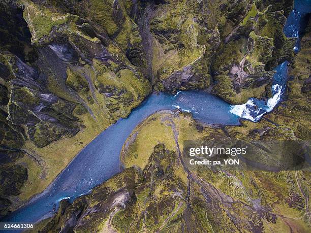 fjaðrárgljúfur canyon - abyss stock-fotos und bilder