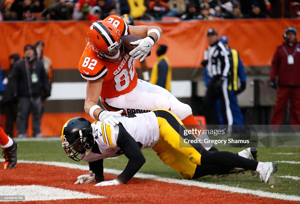Pittsburgh Steelers v Cleveland Browns