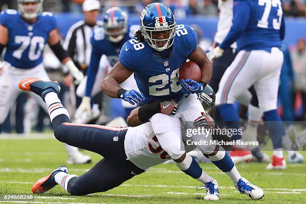 Paul Perkins of the New York Giants attempts to break a tackle by Jerrell Freeman of the Chicago Bears during the second half at MetLife Stadium on...