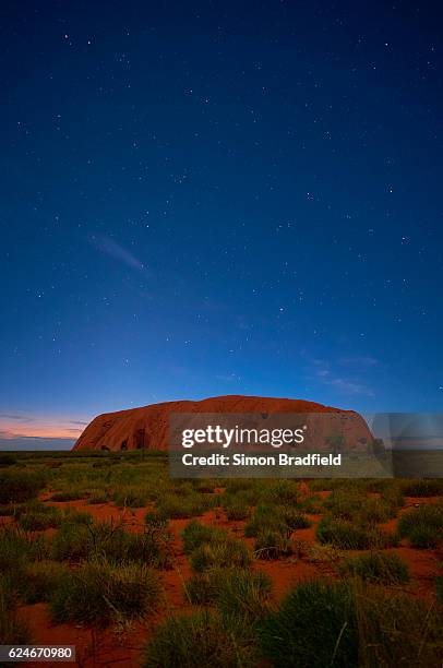 starlight over uluru - northern territory stock pictures, royalty-free photos & images