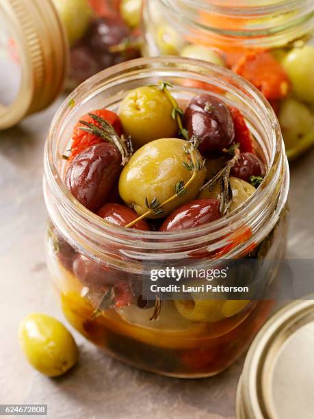 marinado aceitunas - kalamata olive fotografías e imágenes de stock