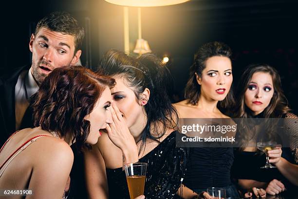 chismes de fiesta - espiar una conversación fotografías e imágenes de stock