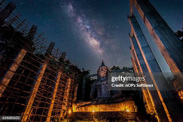 milky way at night - nopz imagens e fotografias de stock