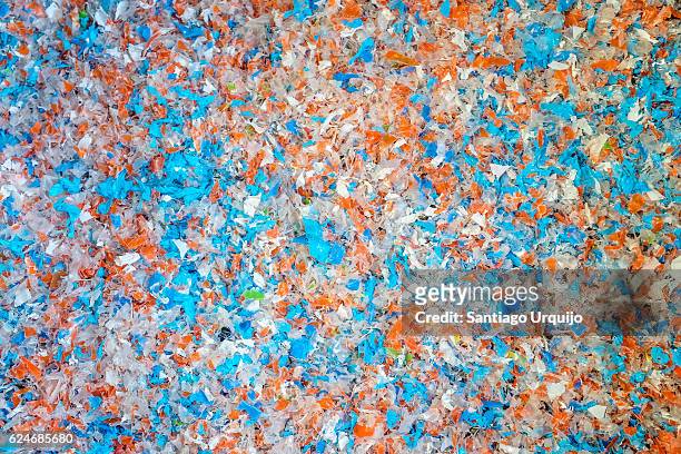 shredded bits of polypropene plastic - polimero foto e immagini stock
