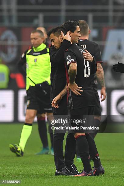 Milan head coach Vincenzo Montella consoles Fernandez Suso at the end of the Serie A match between AC Milan and FC Internazionale at Stadio Giuseppe...