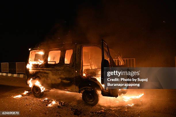 burning car - terrorismus stock-fotos und bilder