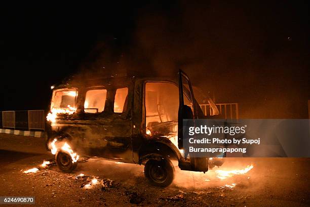 burning car - terrorist fotografías e imágenes de stock
