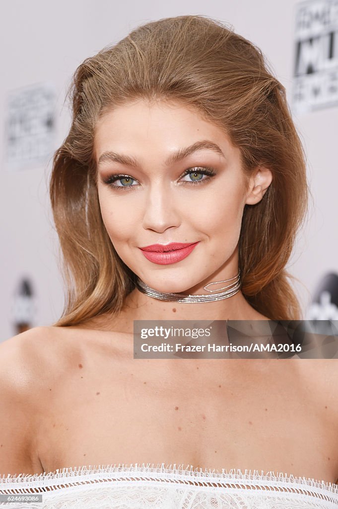 2016 American Music Awards - Red Carpet