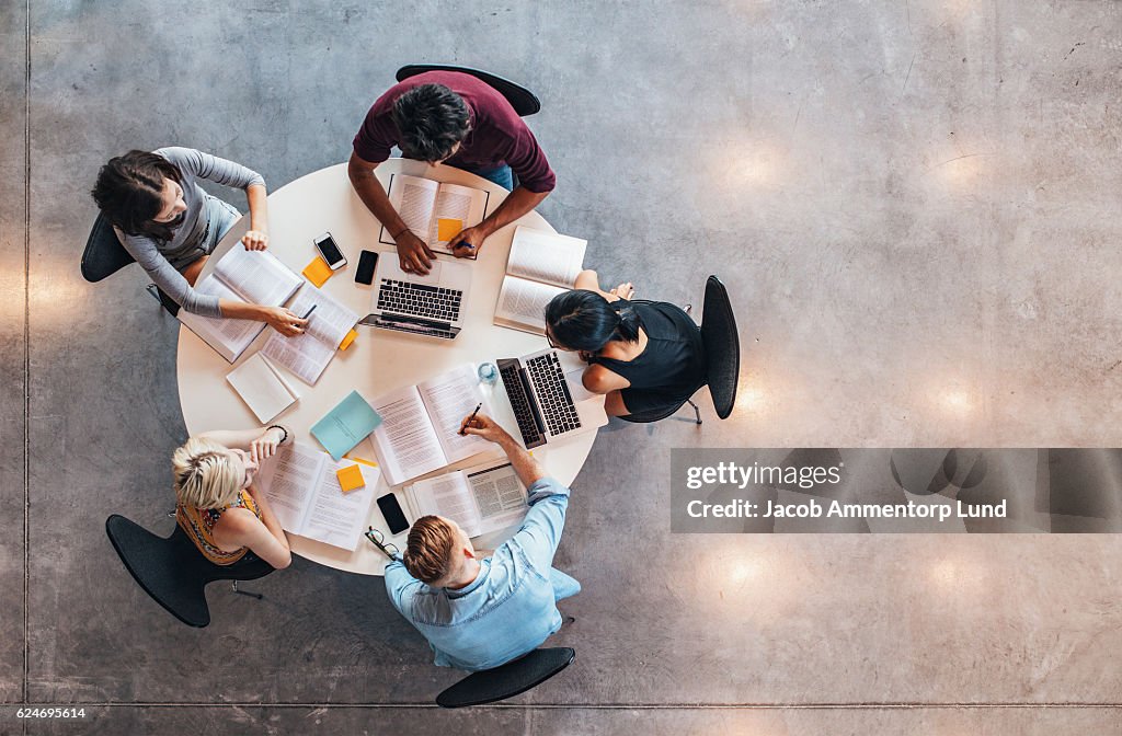 Étudiants universitaires faisant des études de groupe