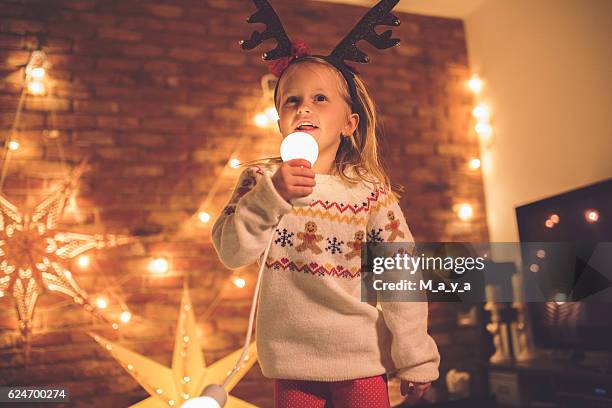 singing christmas song - girl singing imagens e fotografias de stock