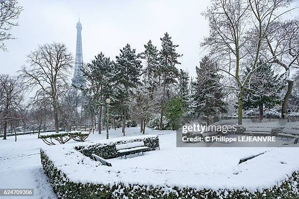 trocadero gardens under the snow with the eiffel tower in the background - trocadero on ice stock pictures, royalty-free photos & images