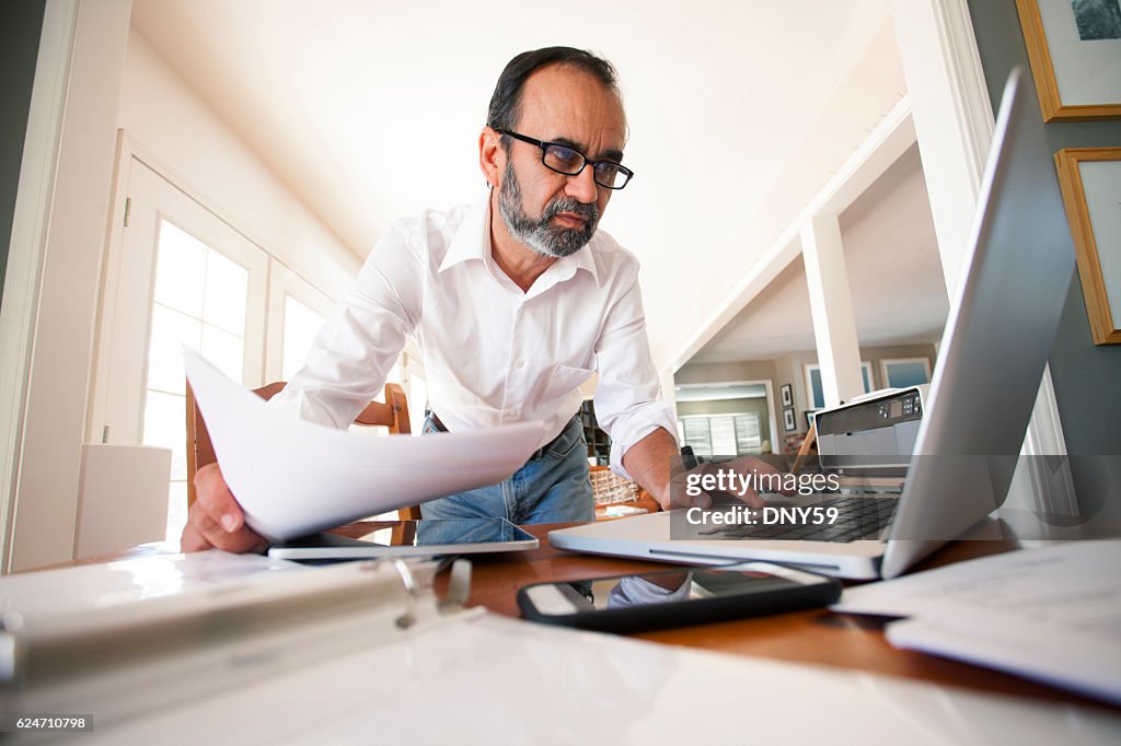 Empresario hispano trabajando desde casa