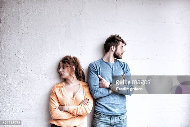 casal francês jovem grave olhando em direções opostas - sad woman divorce - fotografias e filmes do acervo