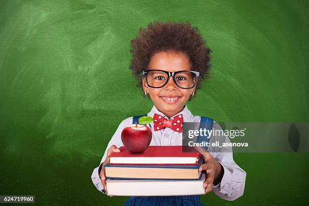 back to school - child holding apples stockfoto's en -beelden