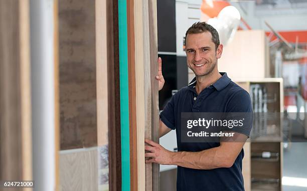 木材サンプルを探しているフローリング店の男性 - wood worker posing ストックフォトと画像