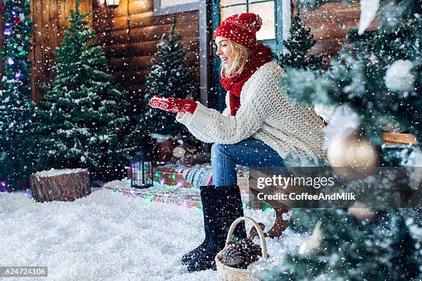 linda menina sentada num banco - new year gifts imagens e fotografias de stock