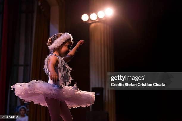 the young star - urban ballet stockfoto's en -beelden