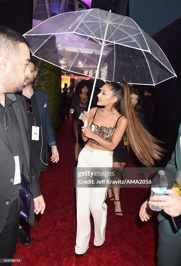 2016 American Music Awards - Red Carpet