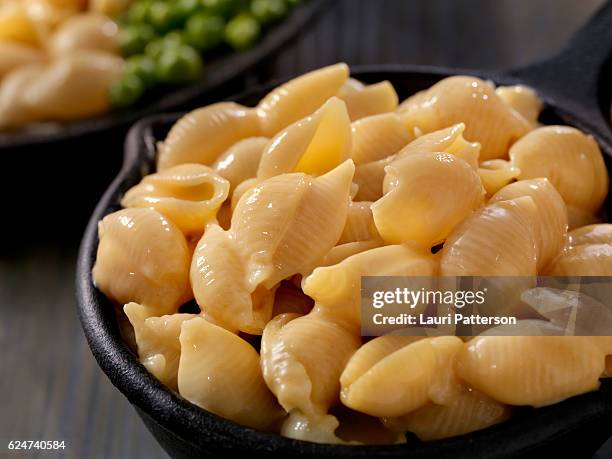 conchas cremosas y salsa de queso - concha fotografías e imágenes de stock