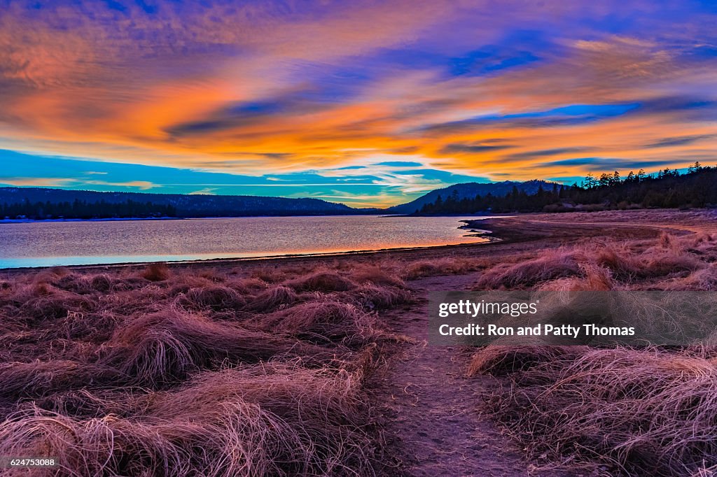 Big Bear Lake romantischer Sonnenuntergang mit Reflexionen und Wolkenlandschaft, C