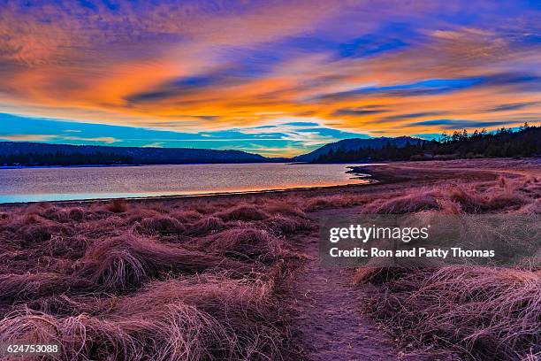 big bear lake romantic sunset with reflections and cloudscape, c - san bernardino california stockfoto's en -beelden