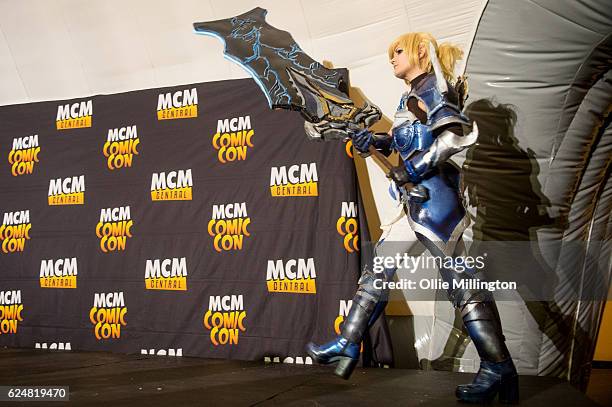 Jinxy Dragon Cosplay dressed as The Championship Riven skin from League of Legends on day 2 of the November Birmingham MCM Comic Con at the National...