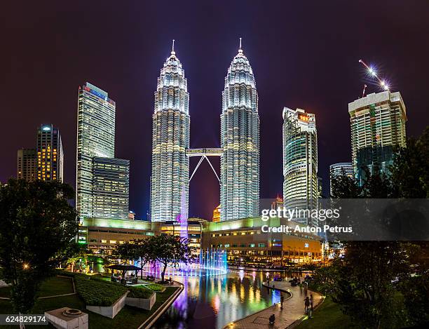 petronas twin towers in kuala lumpur, malaysia - menara kuala lumpur tower stockfoto's en -beelden