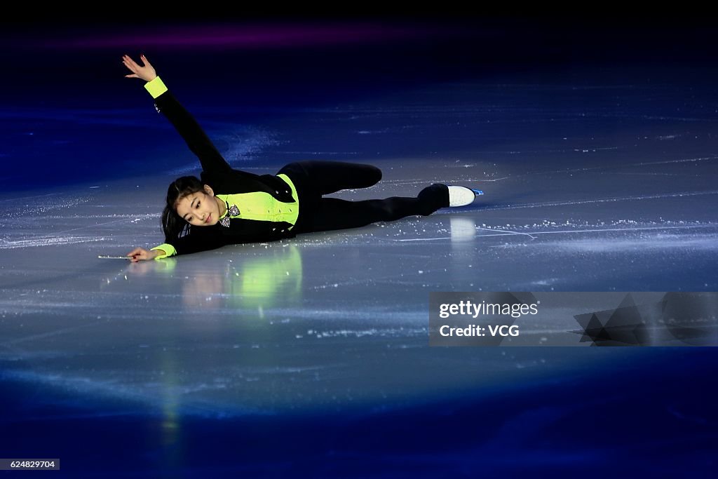 Li Zijun Li Zijun of China performs during the Exhibition Program on day three ...