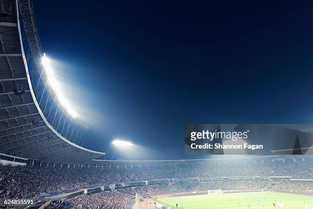 sports stadium arena game at night - rivaliteit stockfoto's en -beelden