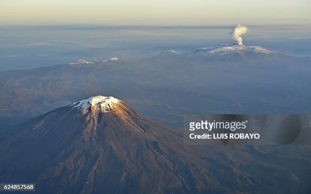 Aerial view of Nevado del Tolima and Nevado del Ruiz volcano showing a plume of smoke and ashes on November 21, 2016 in Colombia. / AFP / LUIS ROBAYO