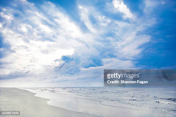 shoreline view of ocean and clouds at sunrise - hilton head photos et images de collection