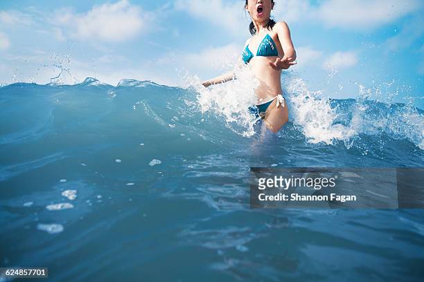 wave breaking over person in ocean - hilton head photos et images de collection