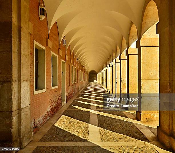arched walkway, the royal palace of aranjuez, aranjuez, madrid - juampiter fotografías e imágenes de stock