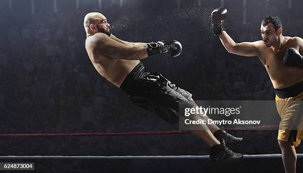 boxen: extrem kraftvoller schlag - faustschlag stock-fotos und bilder