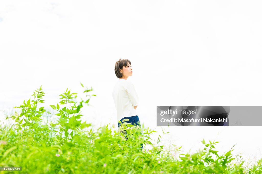 Chica asiática con ambiente libre en el campo verde