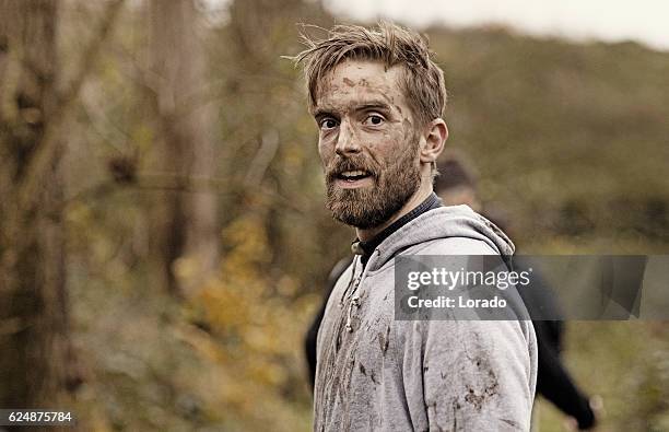 hombre guapo rubio caucásico posando durante una carrera de barro - food chain fotografías e imágenes de stock