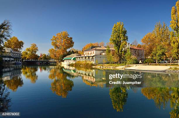 tajo river in aranjuez - juampiter fotografías e imágenes de stock