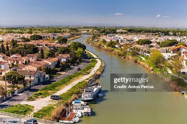 aigues mortes at dawn, languedoc-rousillon, france - gard fotografías e imágenes de stock