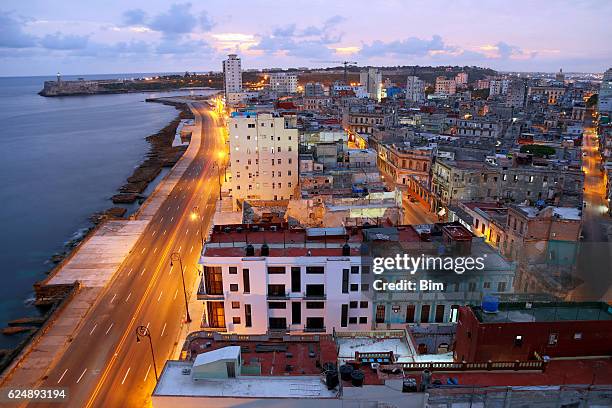 havanna, kuba am frühen morgen beleuchtet, erhöhte aussicht - malecon stock-fotos und bilder