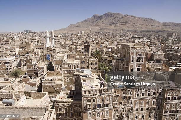 sanaa skyline with traditional mud-brick buildings - sanaa fotografías e imágenes de stock