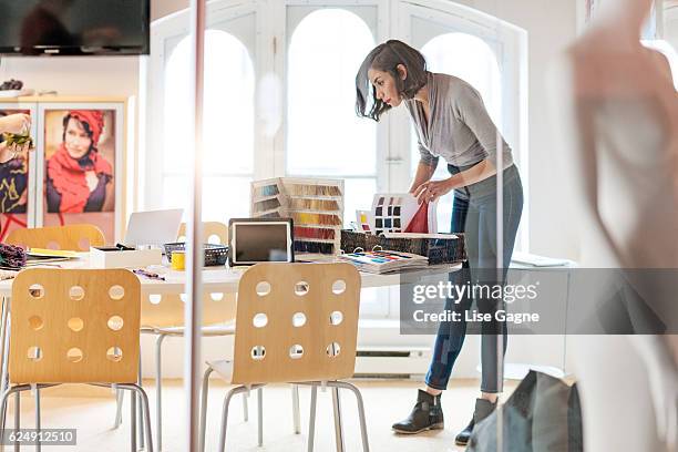création d’entreprise de design de mode en démarrage - industrie de la mode photos et images de collection
