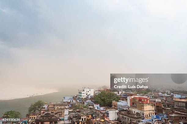 varanasi overview during sand storm - dust storm - fotografias e filmes do acervo