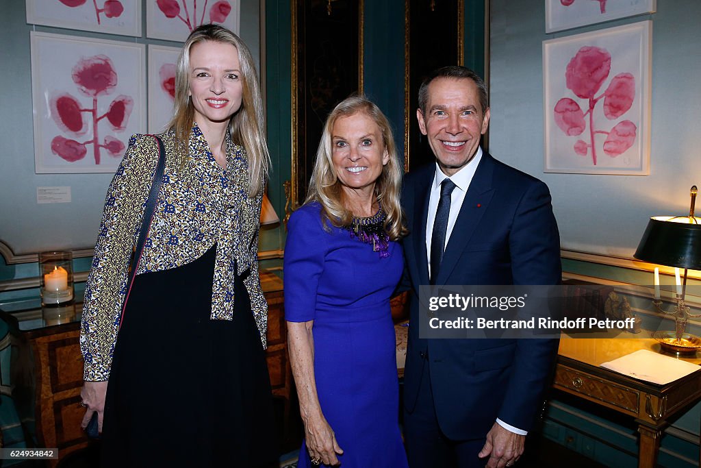 Artist Jeff Koons Gives A press Conference at The USA Residence de L'Ambassadeur in Paris