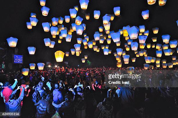 sky lantern festival taiwan - chinese lantern festival stock pictures, royalty-free photos & images